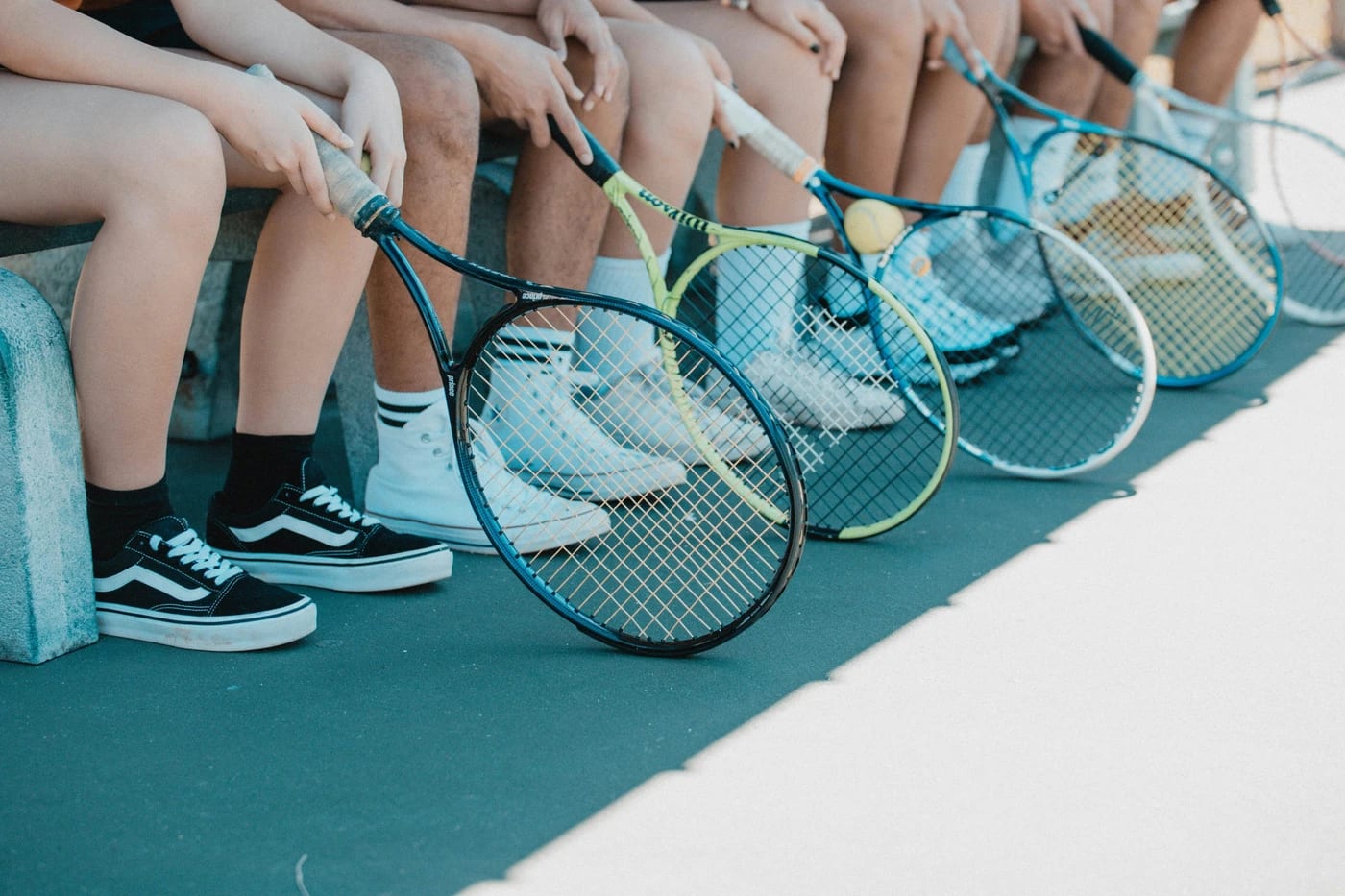 Raquetas de bádminton y zapatillas en una pista