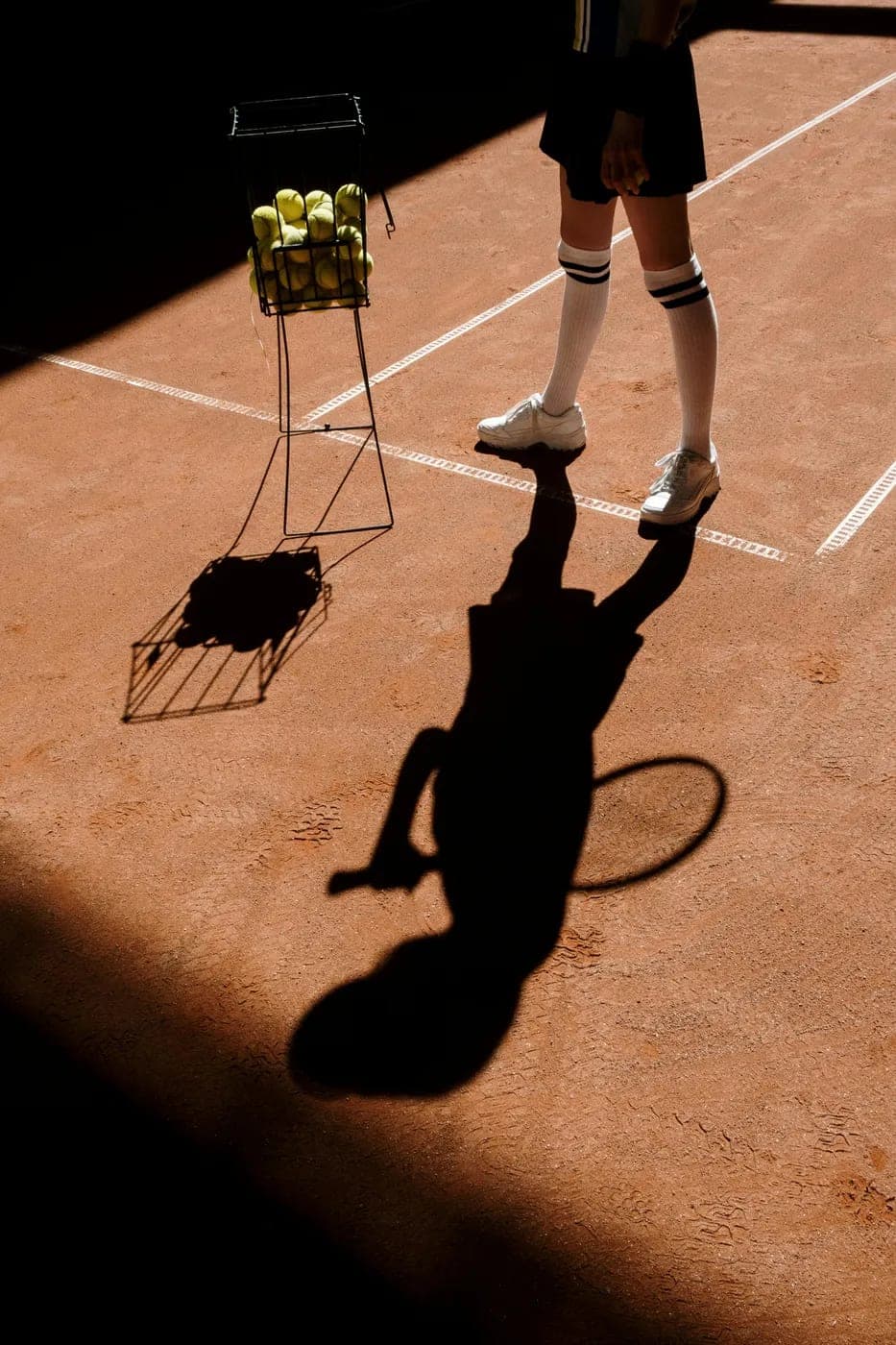 Atleta su un campo da tennis